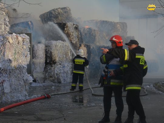 Płonie około 50 ton papieru!