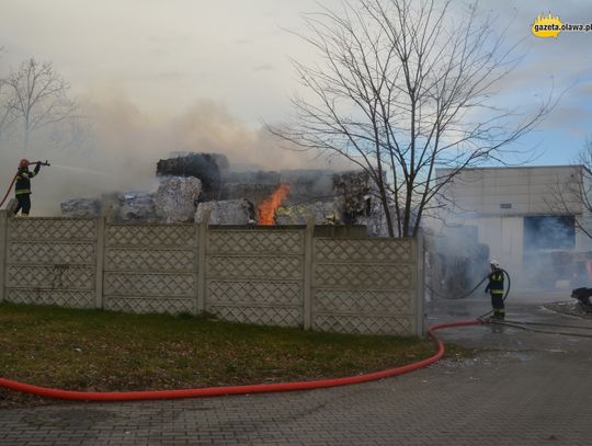 Płonie około 50 ton papieru!