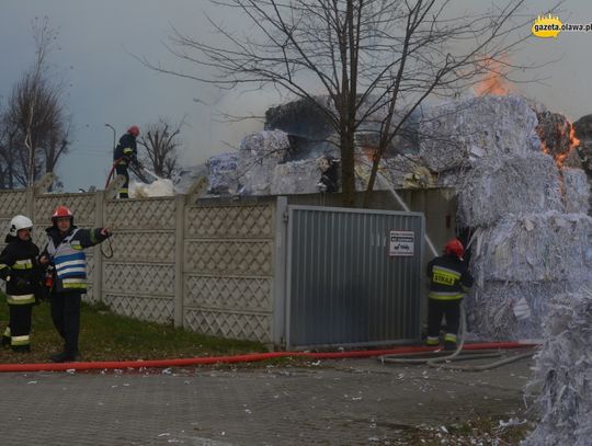 Płonie około 50 ton papieru!