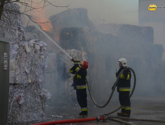 Płonie około 50 ton papieru!