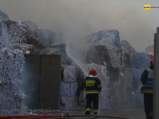 Płonie około 50 ton papieru!