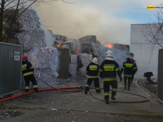 Płonie około 50 ton papieru!