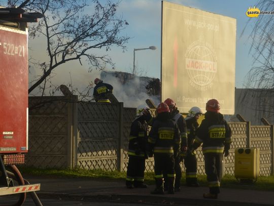 Płonie około 50 ton papieru!