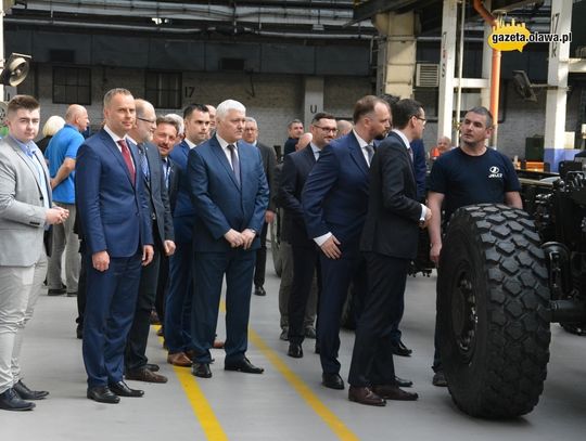 Premier Morawiecki przyjechał do &quot;JELCZA&quot;: - Mogę popatrzeć z dumą!
