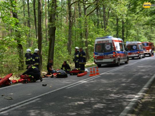 Auto dachowało. Trzy osoby poszkodowane. Śmigłowiec w akcji