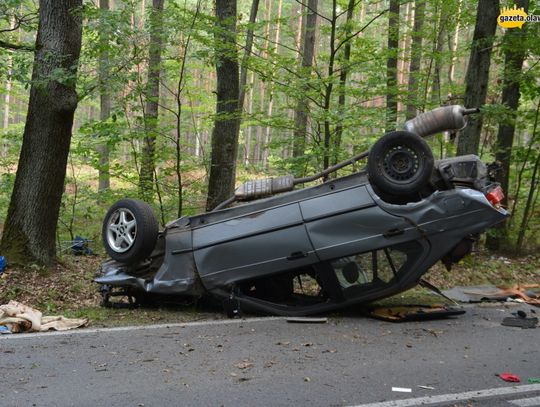 Auto dachowało. Trzy osoby poszkodowane. Śmigłowiec w akcji