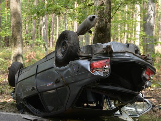 Auto dachowało. Trzy osoby poszkodowane. Śmigłowiec w akcji