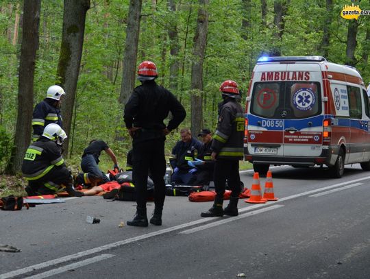 Auto dachowało. Trzy osoby poszkodowane. Śmigłowiec w akcji