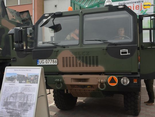 Broń, samochody wojskowe i grochówka. Tak było w Jelczu-Laskowicach