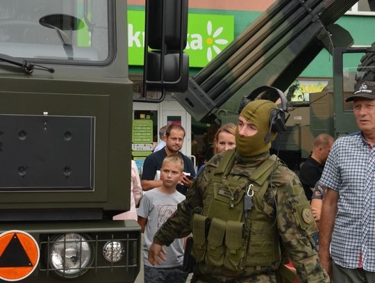 Broń, samochody wojskowe i grochówka. Tak było w Jelczu-Laskowicach