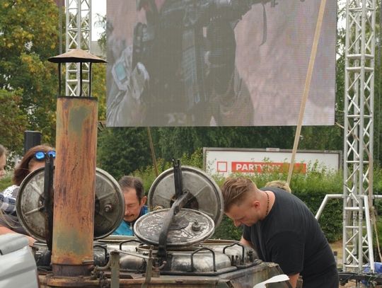 Broń, samochody wojskowe i grochówka. Tak było w Jelczu-Laskowicach