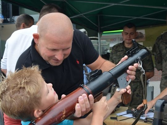 Broń, samochody wojskowe i grochówka. Tak było w Jelczu-Laskowicach