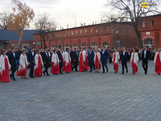 Tanecznym krokiem w stulecie