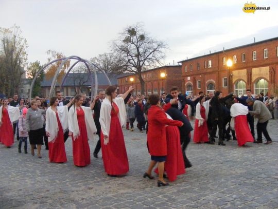 Tanecznym krokiem w stulecie