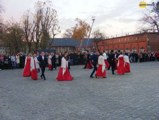 Tanecznym krokiem w stulecie