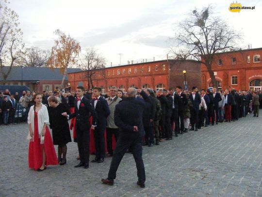 Tanecznym krokiem w stulecie