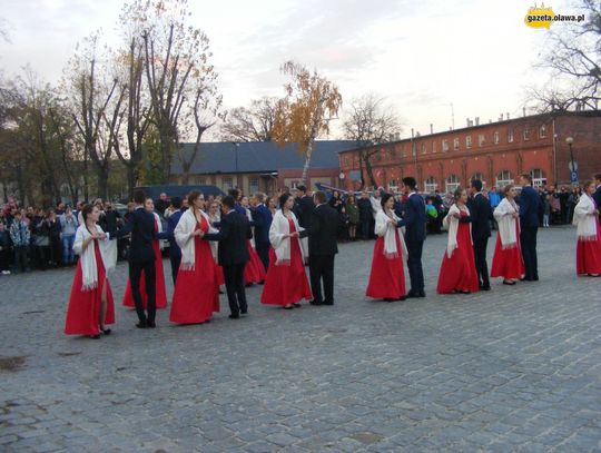 Tanecznym krokiem w stulecie