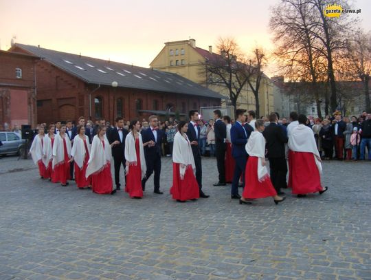 Tanecznym krokiem w stulecie