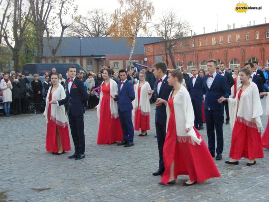 Tanecznym krokiem w stulecie