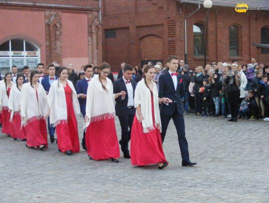 Tanecznym krokiem w stulecie