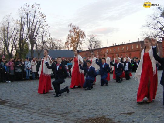 Tanecznym krokiem w stulecie