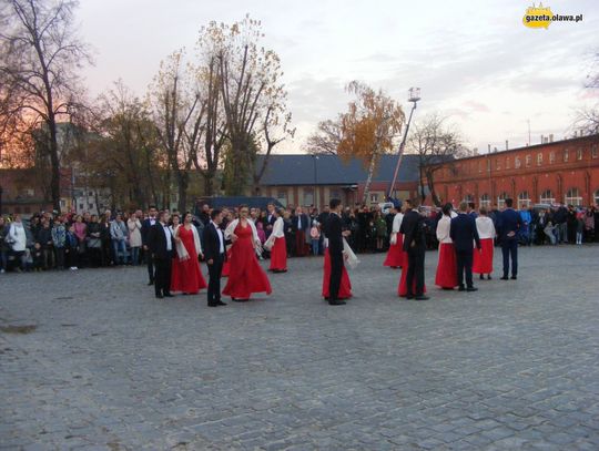 Tanecznym krokiem w stulecie