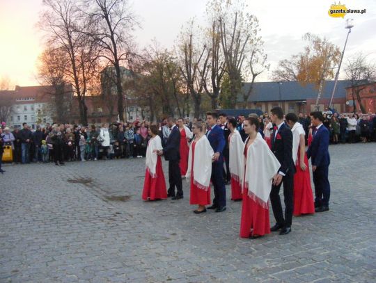 Tanecznym krokiem w stulecie