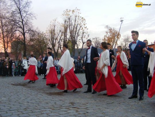 Tanecznym krokiem w stulecie