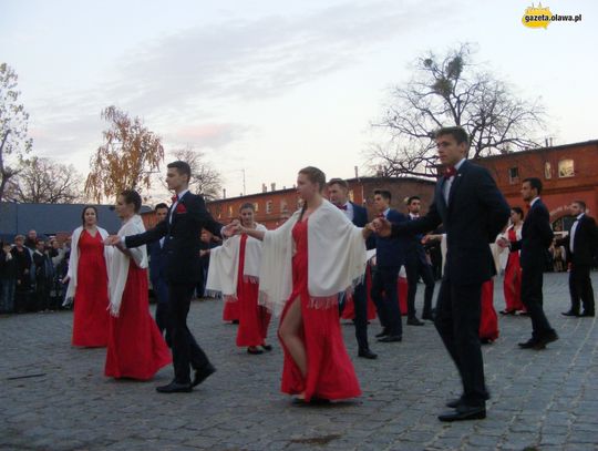 Tanecznym krokiem w stulecie