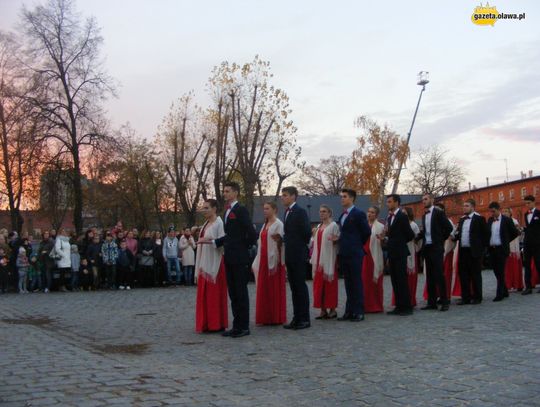 Tanecznym krokiem w stulecie