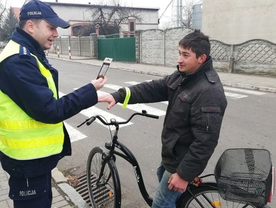 Rozdawali alkotesty i odblaski