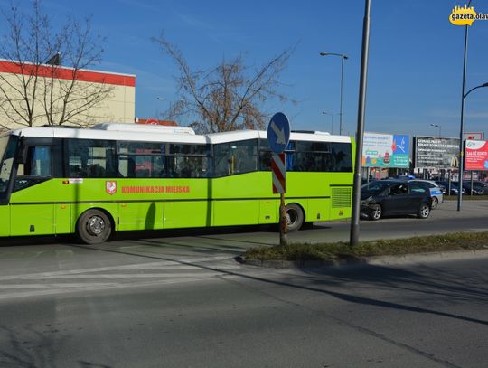 Uderzył w autobus