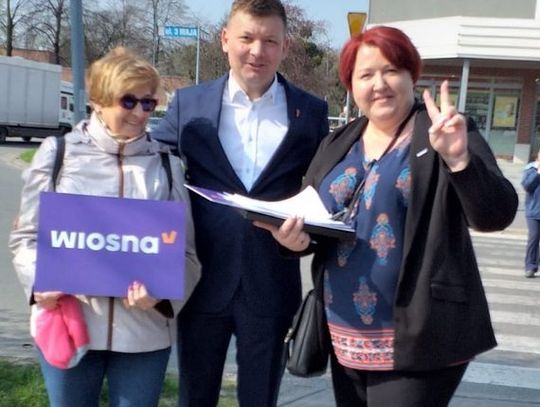 &quot;Wiosna&quot; Biedronia spaceruje po Oławie. Zbierają podpisy