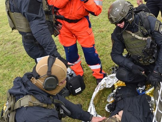 Strzały, strach, helikoptery i walka o życie. ZDJĘCIA