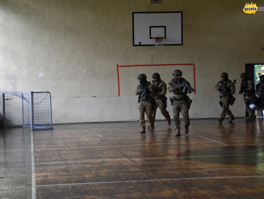 Strzały, strach, helikoptery i walka o życie. ZDJĘCIA