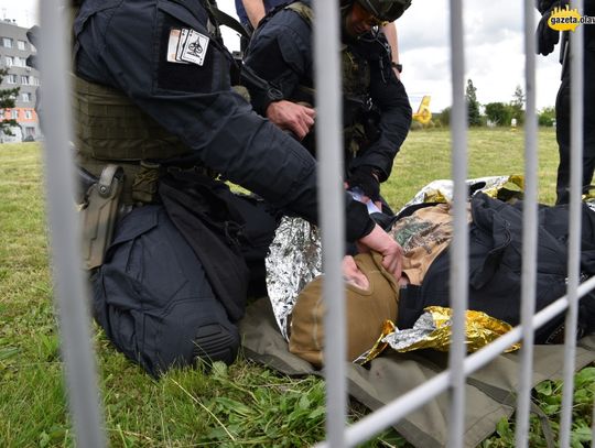 Strzały, strach, helikoptery i walka o życie. ZDJĘCIA