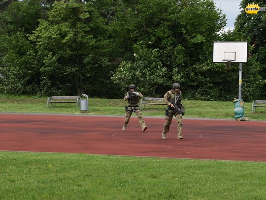 Strzały, strach, helikoptery i walka o życie. ZDJĘCIA