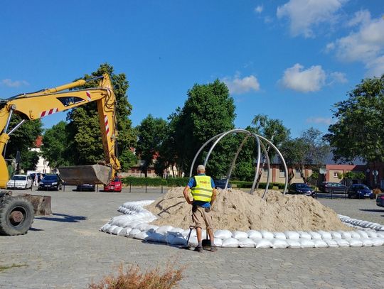 Plaża z leżakami i mgiełką znów na Młyńskiej