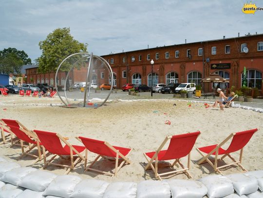 Plaża z leżakami i mgiełką znów na Młyńskiej