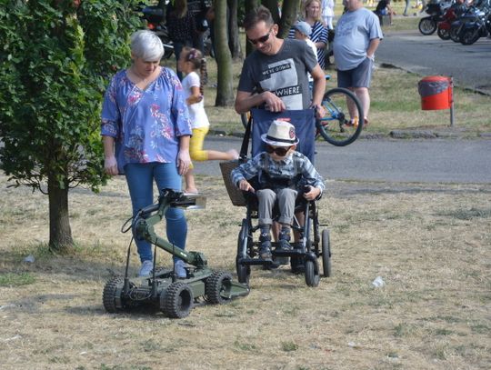 Pomagają, jeżdżą na motocyklach i bawią się. ZDJĘCIA