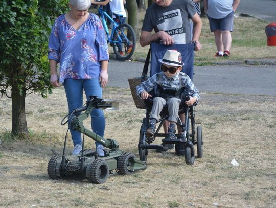Pomagają, jeżdżą na motocyklach i bawią się. ZDJĘCIA
