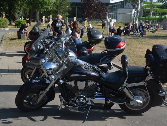 Pomagają, jeżdżą na motocyklach i bawią się. ZDJĘCIA