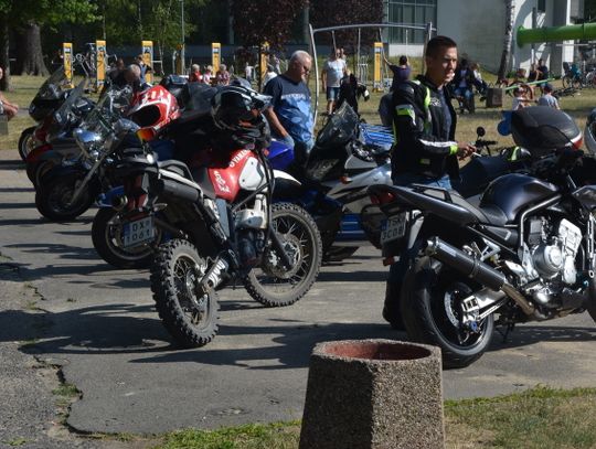 Pomagają, jeżdżą na motocyklach i bawią się. ZDJĘCIA