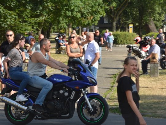 Pomagają, jeżdżą na motocyklach i bawią się. ZDJĘCIA