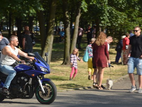 Pomagają, jeżdżą na motocyklach i bawią się. ZDJĘCIA