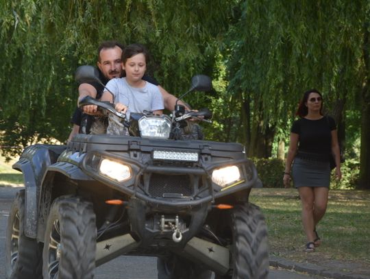 Pomagają, jeżdżą na motocyklach i bawią się. ZDJĘCIA