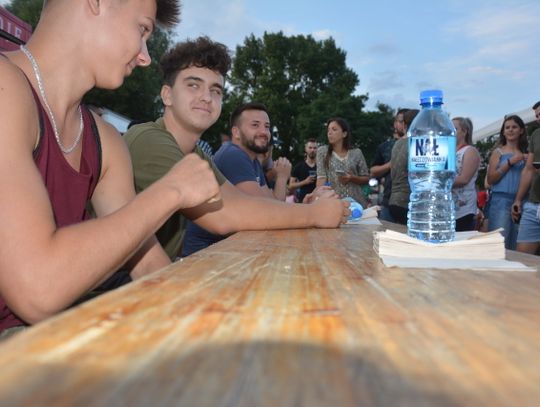 Najszybciej zjadł burgera! Kto ostrą pizzę?