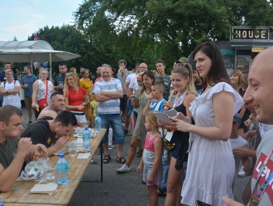 Najszybciej zjadł burgera! Kto ostrą pizzę?