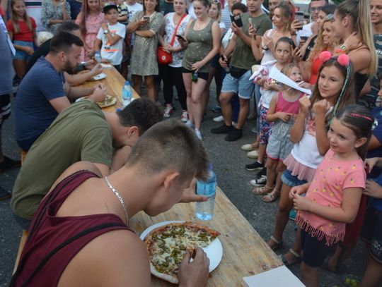 Najszybciej zjadł burgera! Kto ostrą pizzę?