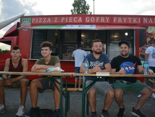 Najszybciej zjadł burgera! Kto ostrą pizzę?